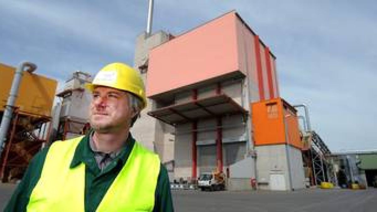 Der Chef der Erfurter Müllverbrennungsanlage, Thomas Bertram. Haus- und Sperrmüll von 350.000 Haushalten aus Erfurt und Umgebung landet hier - rund 90.000 Tonnen im Jahr. Foto: Alexander Volkmann