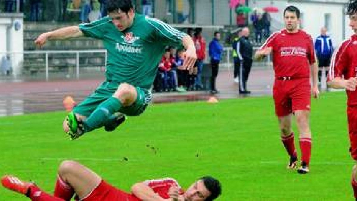 Beim Finale um den Kreispokal Mittelthüringen standen sich der SC 1903 Weimar II und der FSV Großbreitenbach/Altenfeld (in rot) gegenüber. Die Weimarer entscheiden das Spiel mit 3:0 für sich. Foto: Hans-Peter Stadermann