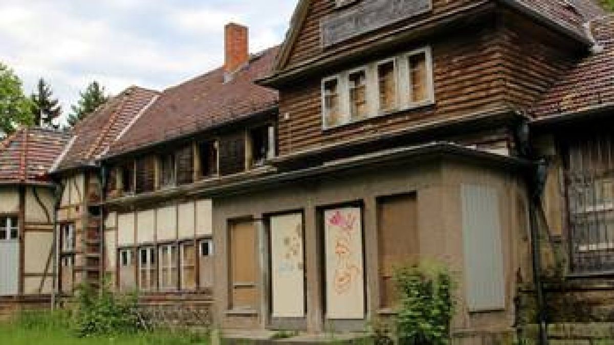 Der denkmalgeschützte Bahnhof Reinhardsbrunn hat schon wesentlich bessere Tage gesehen. Fotos: Heiko Stasjulevics