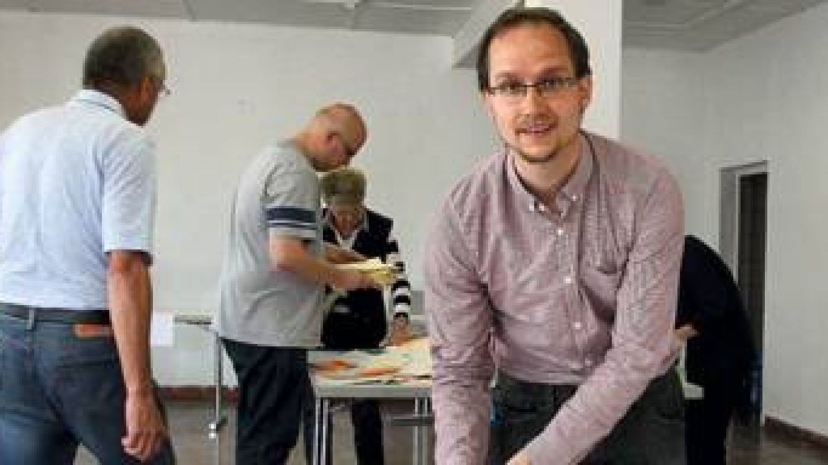 Thomas Gottweiss sortierte in Pfiffelbach Wahlscheine, wofür sich der Wahlvorsteher kurzzeitig den Zorn des Gemeindewahlleiters zuzog. Foto: Klaus Jäger