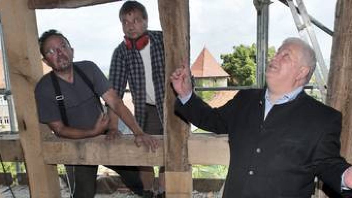 Besitzer Herbert Schlotheim (rechts) ist am Dienstag sehr zufrieden mit jener Arbeit, die die Zimmerer Hartmut Richter (links) und Roland Frost der Firma Huke und Söhne Sondershausen bereits verrichteten. Foto: Roland Obst