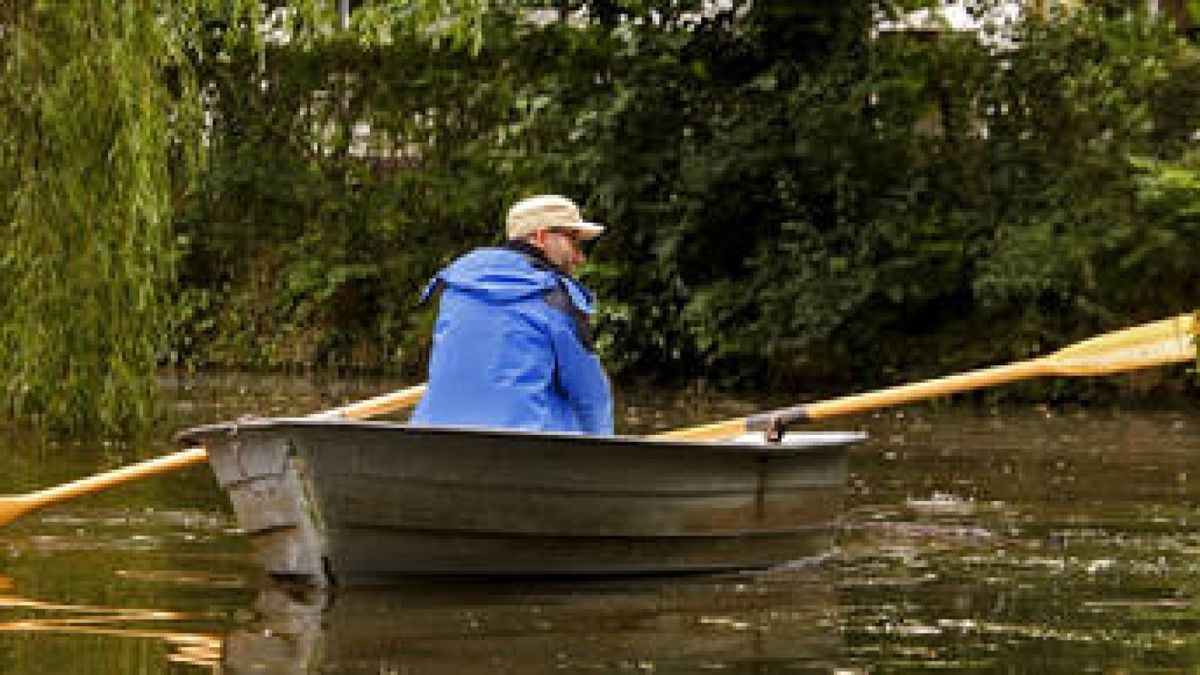 Im Prinzenteich in Eisenach hat sich die Wasserpest breitgemacht, eine aus Kanada eingeschleppte Wasserpflanze. Das beliebte Rudern auf dem Teich ist wegen des Krauts an den Riemen schwierig. Foto: Sascha Willms
