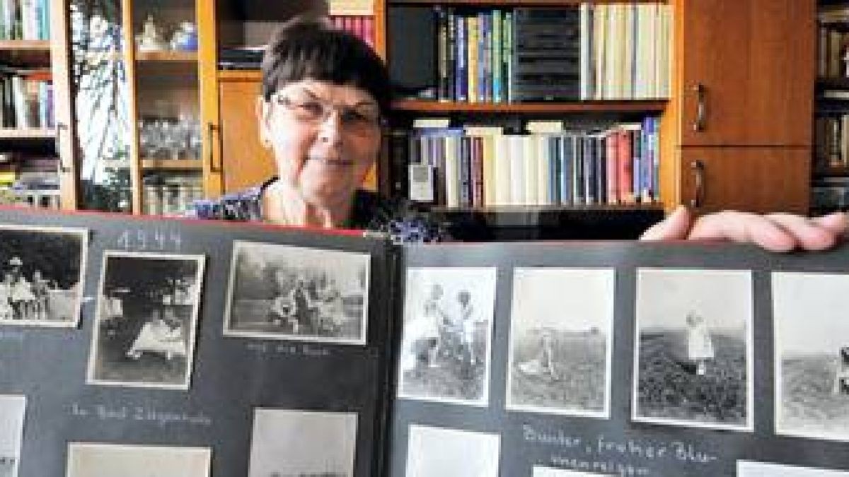 Dorothea Johst (72) ist die Tochter des ermordeten Heinrich Berger. Hier zeigt sie die Seite in ihrem Familienalbum mit den letzten gemeinsamen Fotos (linke Seite) mit ihrem Vater bei einem Familienurlaub im Juli 1944 in Bad Ziegenhals im damaligen Oberschlesien. Von dort ist er am 20. Juli direkt in die Wolfsschanze beordert worden. Foto: Susann Fromm