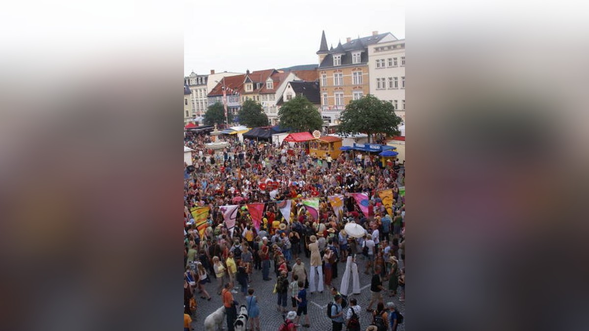 Länderspiel ohne Tore TFFEröffnungsrevue auf dem Markt Rudolstadt