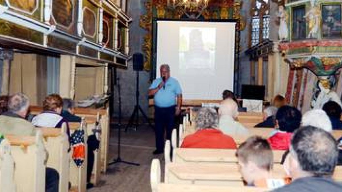 Der Förderverein für die Kirche zu Alkersleben lud schon am Samstagabend zu Vorträgen ein, die sich mit der Farbgestaltung von Kirchen und der Putzsanierung der Alkerslebener Kirche befassten. Foto: Britt Mandler