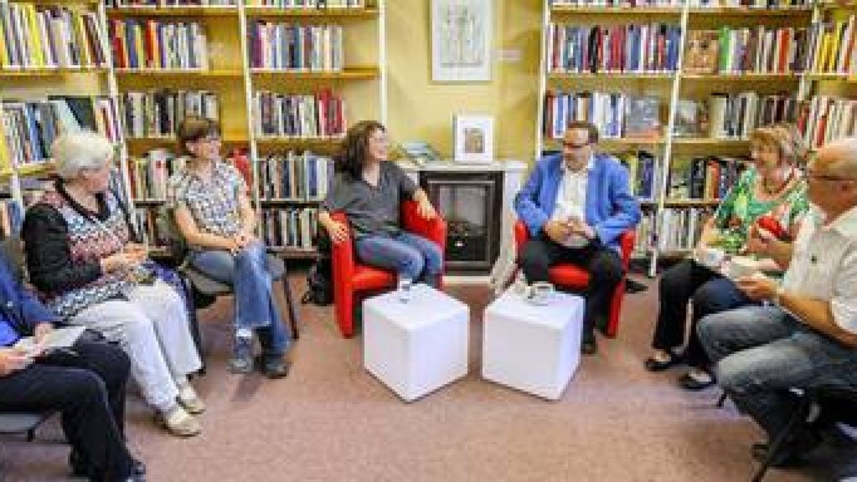 Veronika Hausbrandt, Katharina Schneider, Michaela Eichler, die Küchenchefin des Erfurter Kaisersaals Maria Groß, Moderator Thomas Bärsch sowie Marlies und Jürgen Kecke (von links nach rechts) beim Leserinterview in der Erfurter Stadt- und Regionalbibliothek. Foto: Marco Kneise