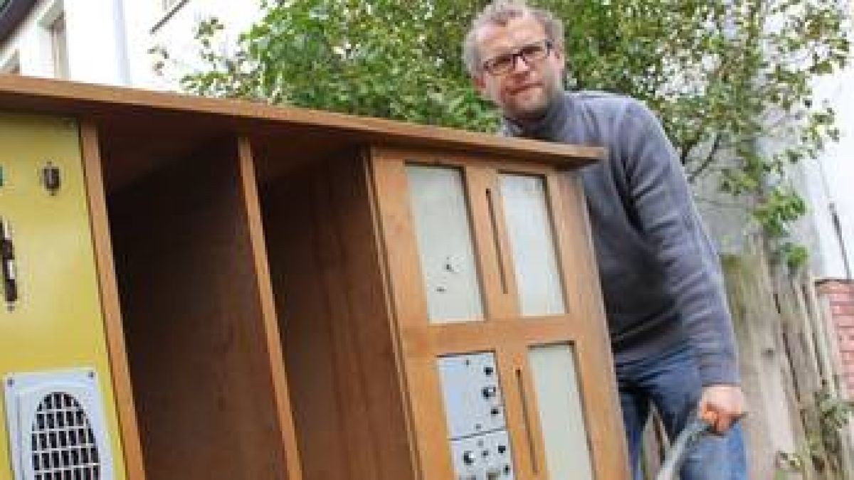 Jüngst bekam Ortsbürgermeister Ingmar Flohr einen Schaltschrank inklusive Verstärkern aus Bleicherode gespendet. Foto: Kristin Müller