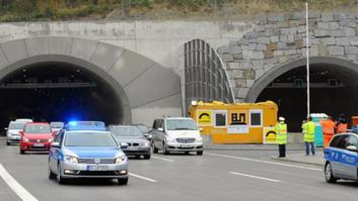 Mit Polizeieskorte verlassen die ersten Fahrzeuge den Jagdbergtunnel bei Jena. Foto: Tino Zippel