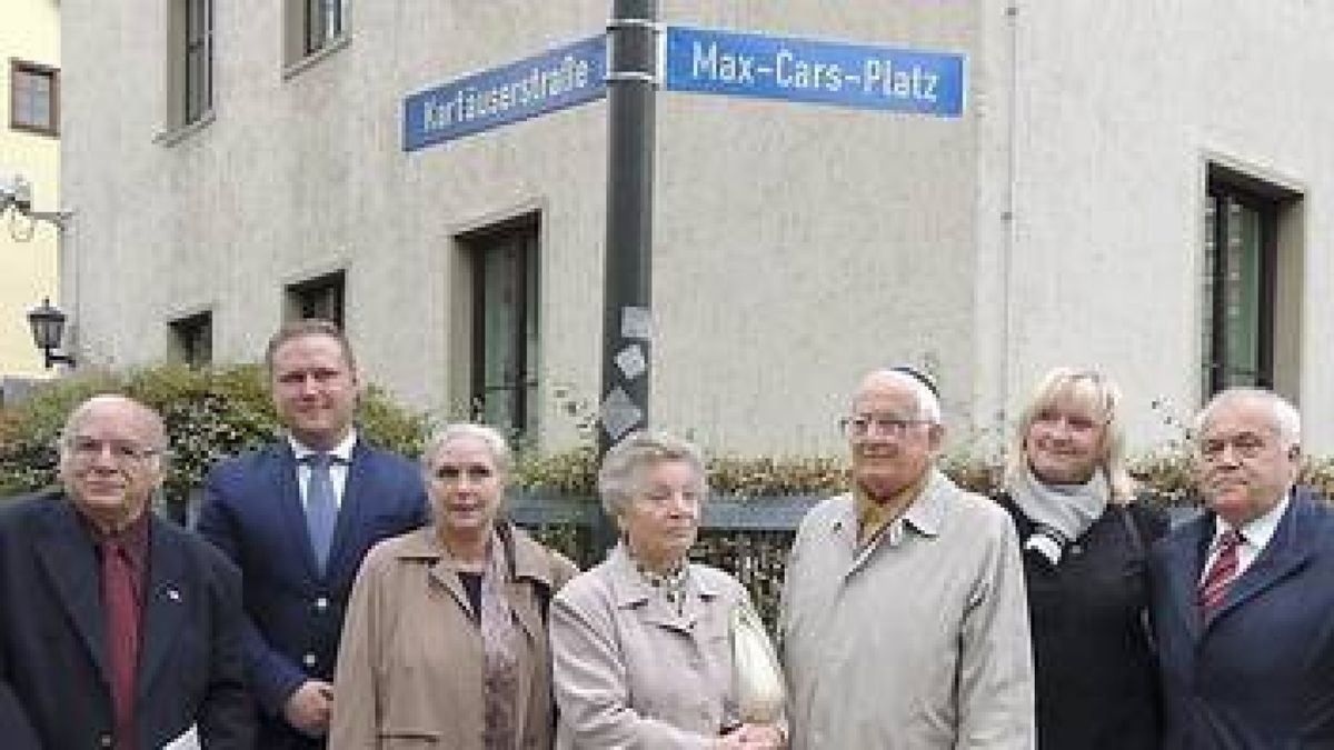 Wolfgang Nossen (links) und Reinhard Schramm (rechts) von der Jüdischen Landesgemeinde mit Cars‘ Angehörigen Bernhard und Christine Rosenhahn, Ursula und Ralph Cars und Ines Franke. Foto: Birgit Kummer
