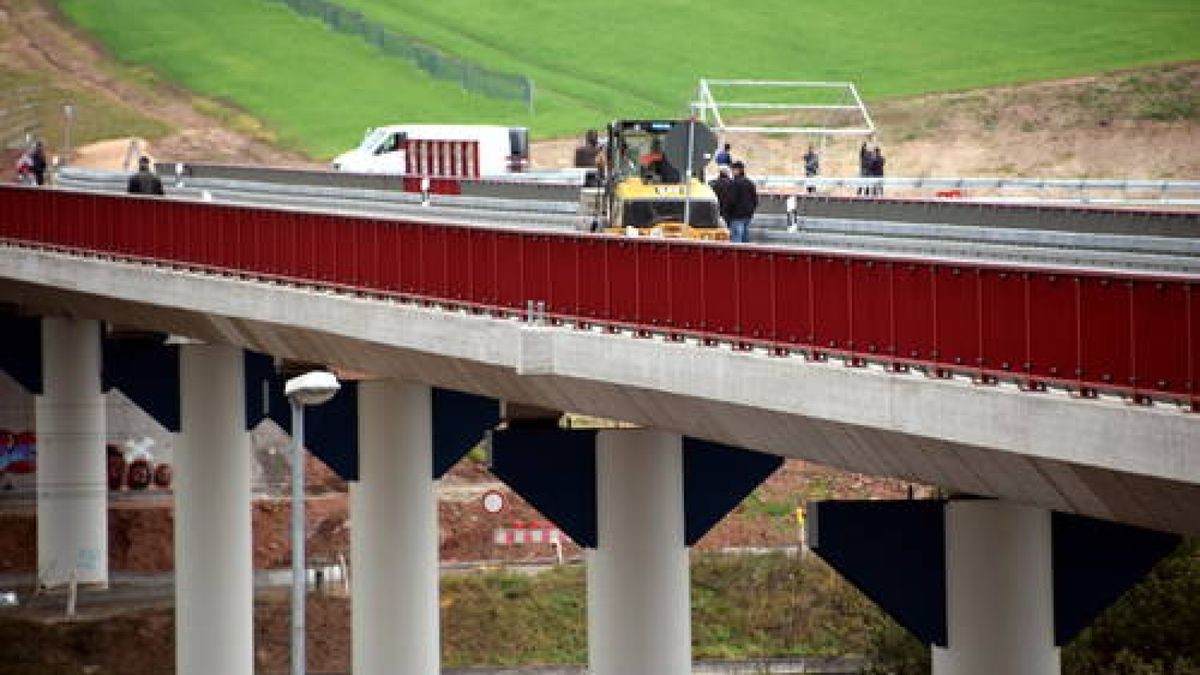 Hochbetrieb auf der Westspange: Einen Tag vor ihrer Freigabe ist die neue Trasse beliebtes Ziel von Wanderern, die die letzte Gelegenheit nutzen wollten, sie in Ruhe zu Fuß zu erkunden. Foto: Sivana Tismer