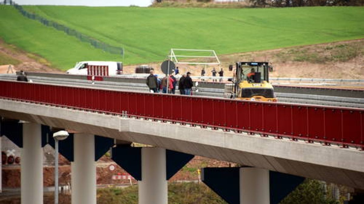 Hochbetrieb auf der Westspange: Einen Tag vor ihrer Freigabe ist die neue Trasse beliebtes Ziel von Wanderern, die die letzte Gelegenheit nutzen wollten, sie in Ruhe zu Fuß zu erkunden. Foto: Sivana Tismer