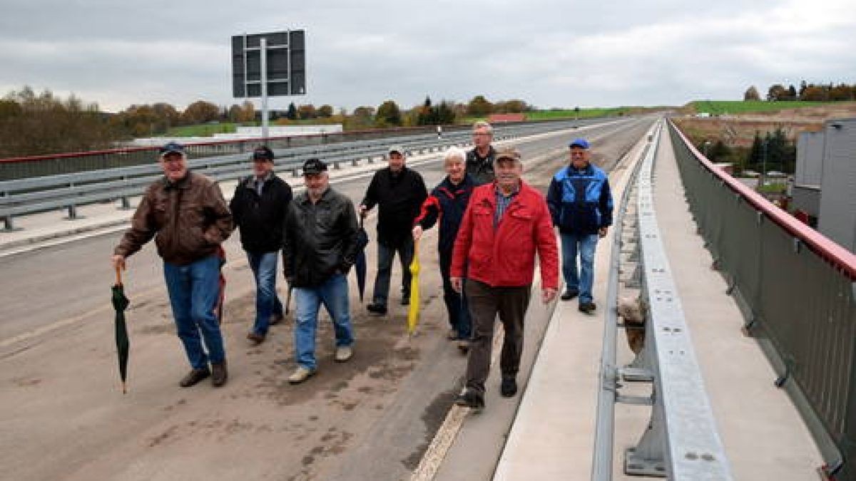 Hochbetrieb auf der Westspange: Einen Tag vor ihrer Freigabe ist die neue Trasse beliebtes Ziel von Wanderern, die die letzte Gelegenheit nutzen wollten, sie in Ruhe zu Fuß zu erkunden. Foto: Sivana Tismer