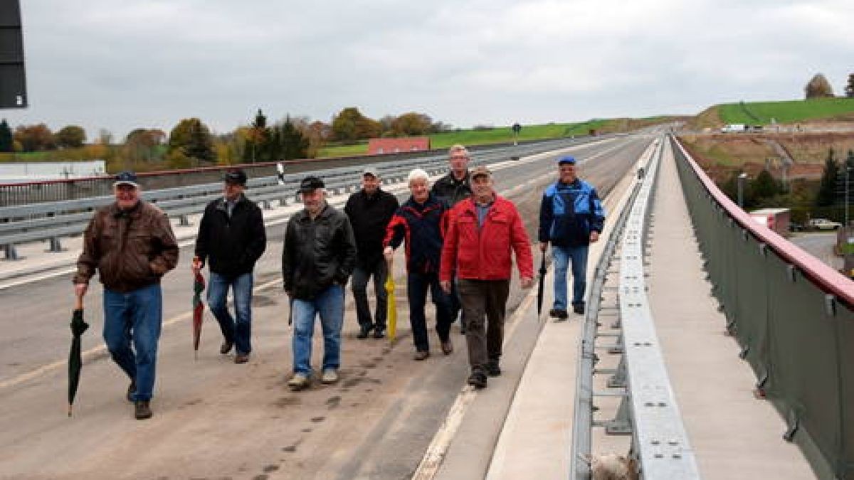 Hochbetrieb auf der Westspange: Einen Tag vor ihrer Freigabe ist die neue Trasse beliebtes Ziel von Wanderern, die die letzte Gelegenheit nutzen wollten, sie in Ruhe zu Fuß zu erkunden. Foto: Sivana Tismer