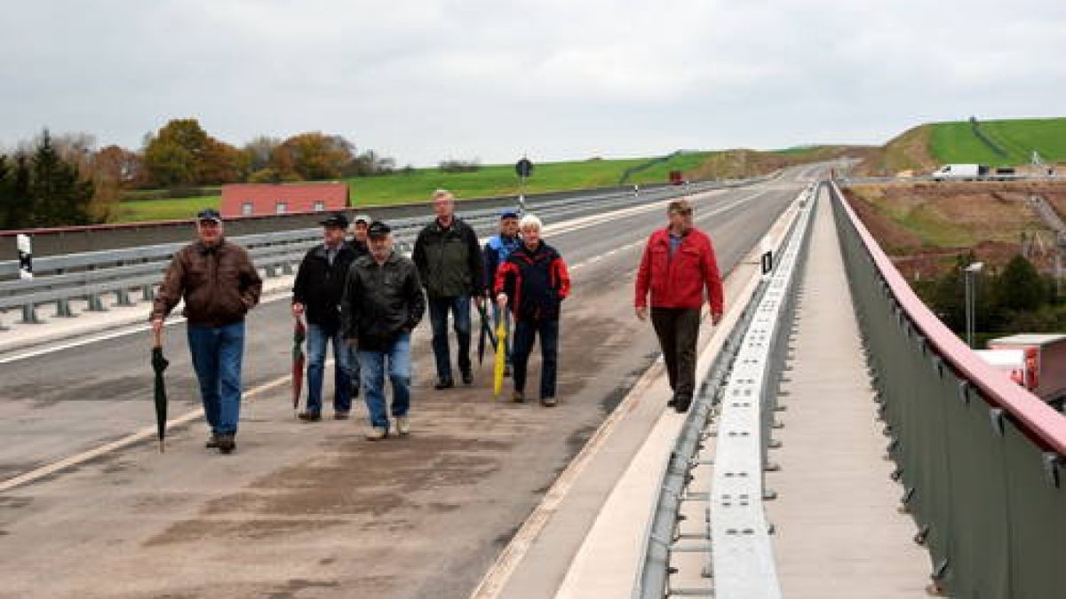 Hochbetrieb auf der Westspange: Einen Tag vor ihrer Freigabe ist die neue Trasse beliebtes Ziel von Wanderern, die die letzte Gelegenheit nutzen wollten, sie in Ruhe zu Fuß zu erkunden. Foto: Sivana Tismer