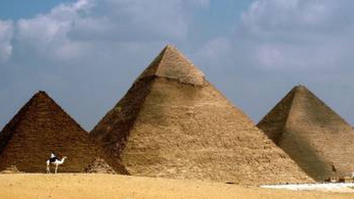 Ein ägyptischer Polizist auf einem Kamel reitet vor den Pyramiden von Gizeh in Ägypten. Die Cheops-Pyramide befindet sich ganz rechts. Von dort soll der Gothaer Hobby-Archäologe Dominique Görlitz gemeinsam mit einem Kollegen Proben entnommen haben. Archiv-Foto: Mike Nelson/dpa