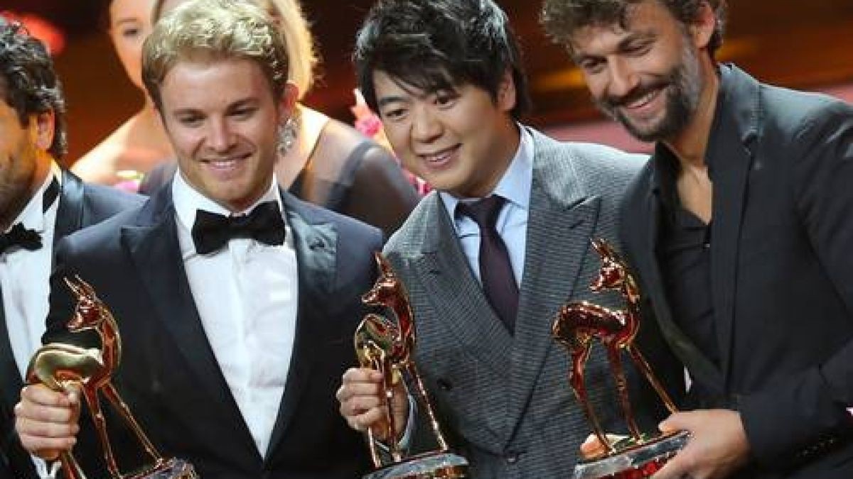 Die Preisträger Nico Rosberg, Lang Lang und Jonas Kaufmann posieren am 13.11.2014 in Berlin nach der Verleihung des Medienpreises Bambi im Stage-Theater am Potsdamer Platz. Hubert Burda Media verlieh den Bambi 2014 zum 66. Mal. Foto: Wolfgang Kumm/dpa 