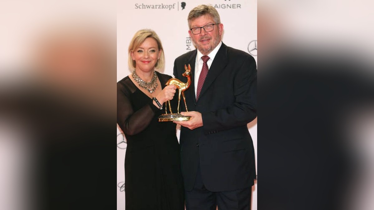 Managerin Sabine Kehm und der frühere Mercedes-Teamchef Ross Brawn mit der Auszeichnung in der Kategorie 