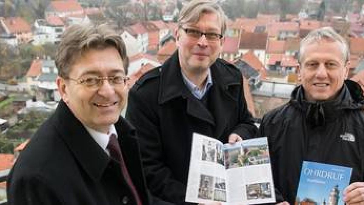 Über Ohrdruf gibt es viel zu erzählen, meinen auch Verleger Michael Imhof, Autor Hartmut Ellrich und Pfarrer Martin Heinke, hier auf dem Michaelisturm. Foto: Peter Riecke