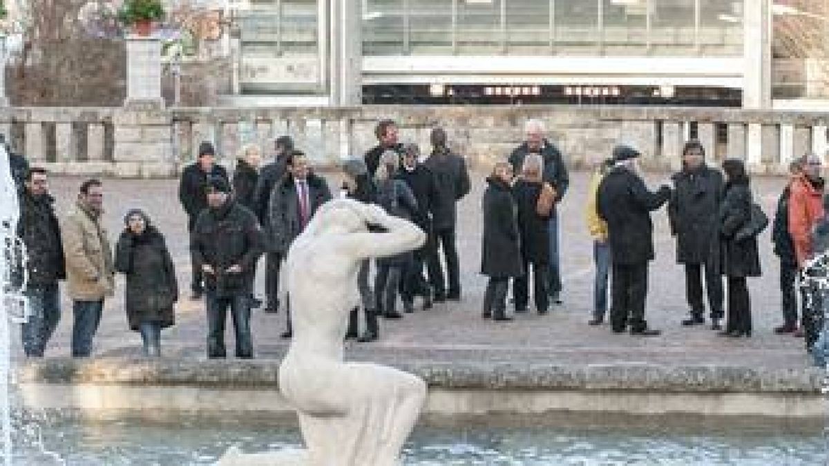 Vertreter der Stadt, des Spielplatz-Fördervereins und der Baufirmen haben sich zur Eröffnung der Stadtparktreppe auf dem Plateau versammelt. Foto: Susann Fromm
