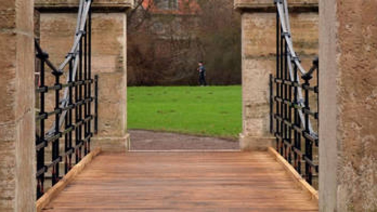  Die Schaukelbrücke im Park an der Ilm ist wieder zur Benutzung freigegeben. Foto: Theresa Rienäcker
