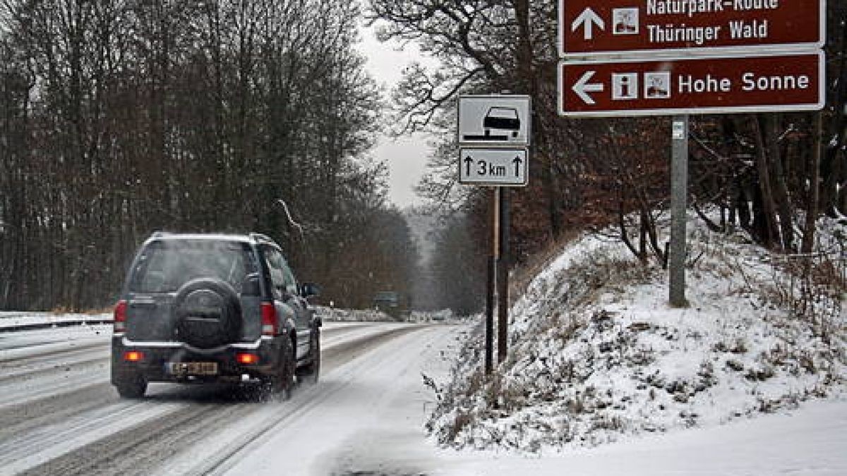 Starke Schneefälle sorgen am 29. Dezember auf der Hohen Sonne dafür, dass der Winterdienst kaum mit Streuen udn Räumen hinterher kommt. Foto: Birgit Schellbach
