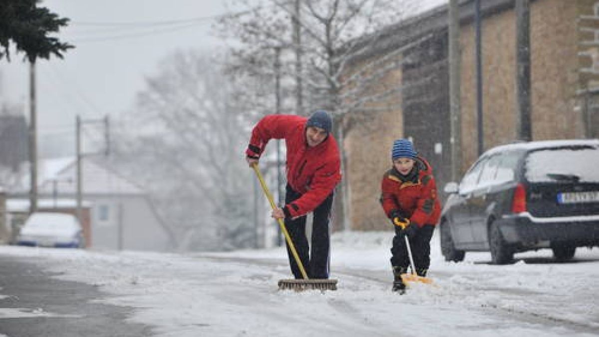 Papa Kai Poppe aus Oberndorf schiebt gemeinsam mit Sohn Paul (6) Schnee. Foto: Sascha Margon