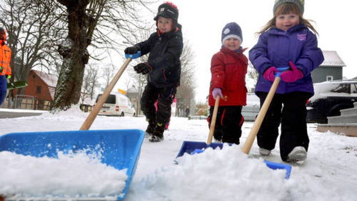 Max, Dana und Jule halfen ihren Eltern in Leinefelde beim Schneeschippen und hatten viel Spaß dabei. Foto: Eckhard Jüngel
