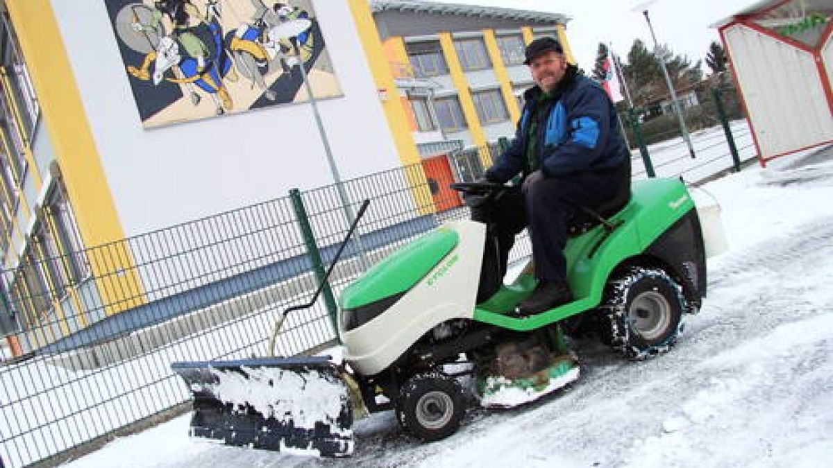 Joachim Freybote (61), Hausmeister der Regelschule Wolkramshausen, hat alle Hände voll zu tun, um vor dem Schulgelände die Wege frei vom Schnee zu halten. Foto: Henning Most 