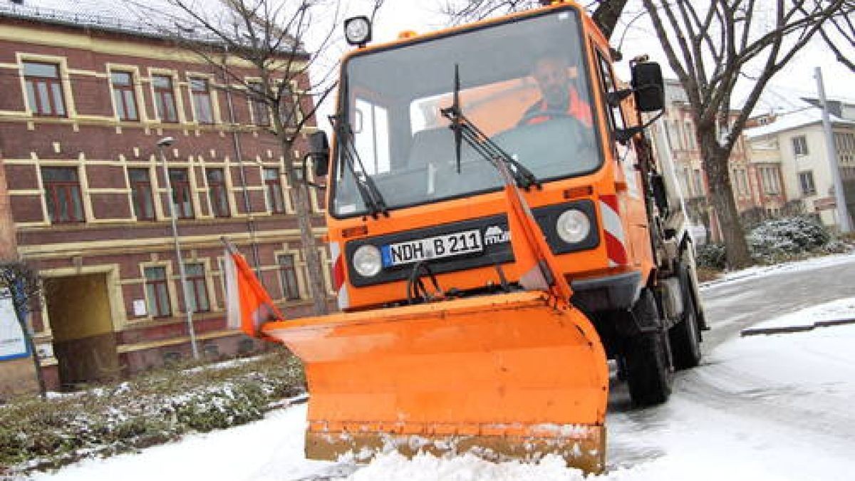 Seit 4 Uhr waren die Mitarbeiter der Nordhäuser Stadtwerke unterwegs um die Straßen vom Schnee zu räumen. So wie hier Andreas Geilhardt (46) der seit 10Uhr aus gewählte Parkplätze in der Grimmel-Allee beräumte. Foto: Henning Most 