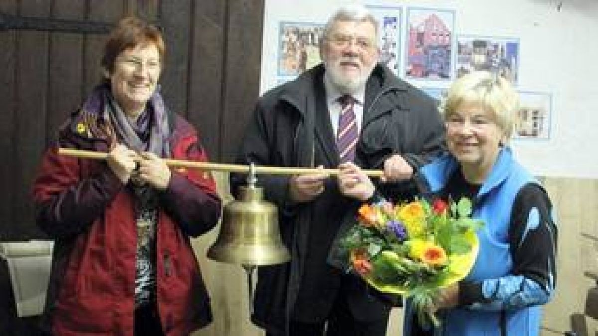 Bärbel Hertel (links) und Regionalbischof Diethard Kamm freuen sich über die Glocke, die Margarete Schilling geschenkt hat. Foto: Klaus Jäger