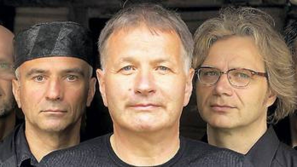 Der Schauspieler Thomas Rühmann (Mitte) mit den Musikern seiner Band: Schlagzeuger Gören Eggert, Pianist Peter Schenderlein, Gitarrist Rainer Rohloff und Bassist Lexa Thomas (von links). Sie spielen bald im Arnstädter Theater und im Weimarer Mon Ami 