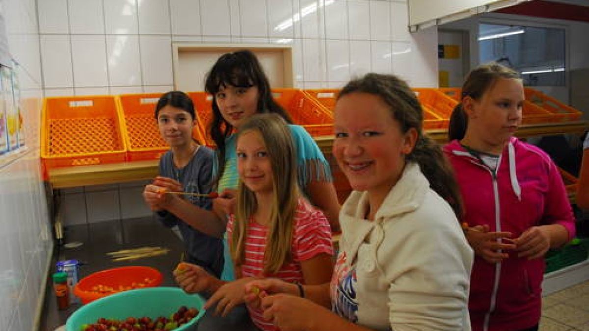 28.09. Blankenhain. Tag zur gesundenn Ernährung an der Tafel: Zu Beginn gab es eine Schnippel-Party mit Romy, Michelle, Sophie und Nadja. - Die Einrichtung versorgt derzeit etwa 800 bedürftige Menschen mit Lebensmitteln. Foto: Thorsten Büker