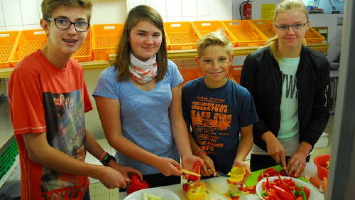 28.09. Blankenhain. Tag zur gesundenn Ernährung an der Tafel: Auch diese vier beteiligten sich an der Schnippel-Party. - Die Einrichtung versorgt derzeit etwa 800 bedürftige Menschen mit Lebensmitteln. Foto: Thorsten Büker