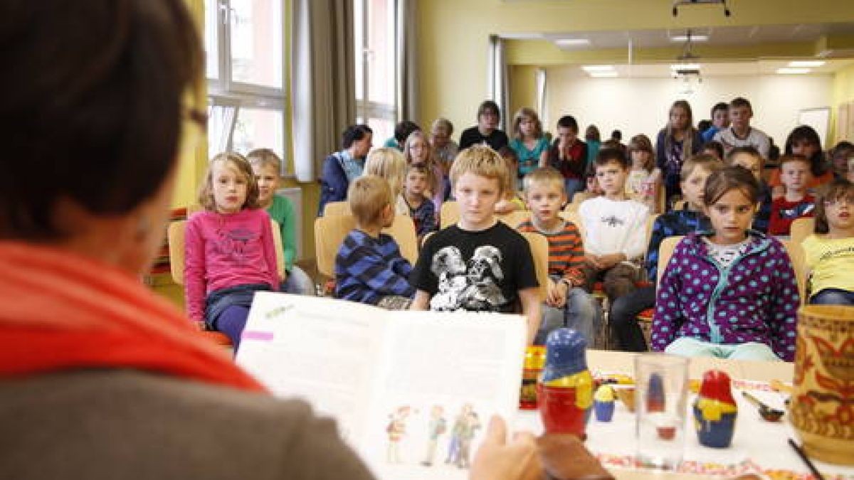 25.09. Fünftes Lesefest hat in Weimar West begonnen.  Kinder aus der Albert-Schweitzer-Grundschule (2c,2d) und der Sprachförderschule Weimar (5. Klasse) lauschten gespannt. Foto: Stefan Karl 