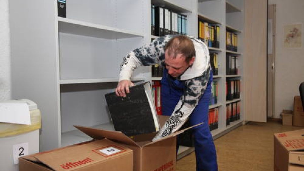 25.09. Entsorger sitzt auf gepackten Koffern. Foto: Stefan Karl 