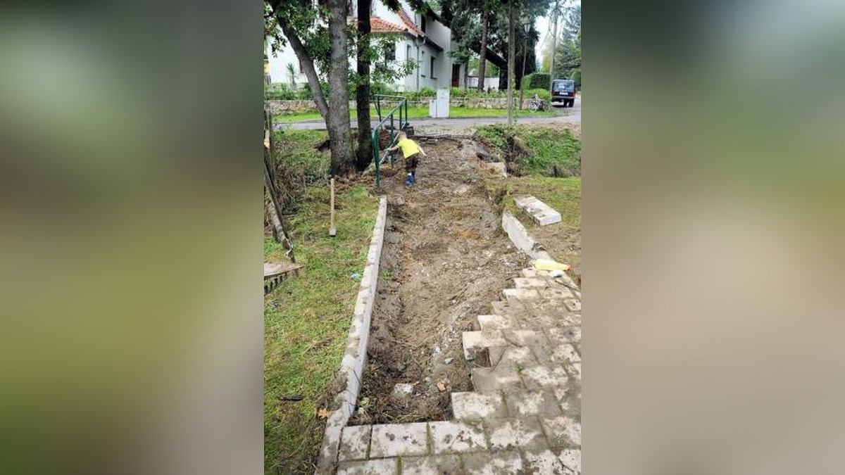 22.09. Geländer, Pflaster und Borde riss das Wasser von dieser Brücke am Klettbacher Friedhof mit. Foto: Michael Baar