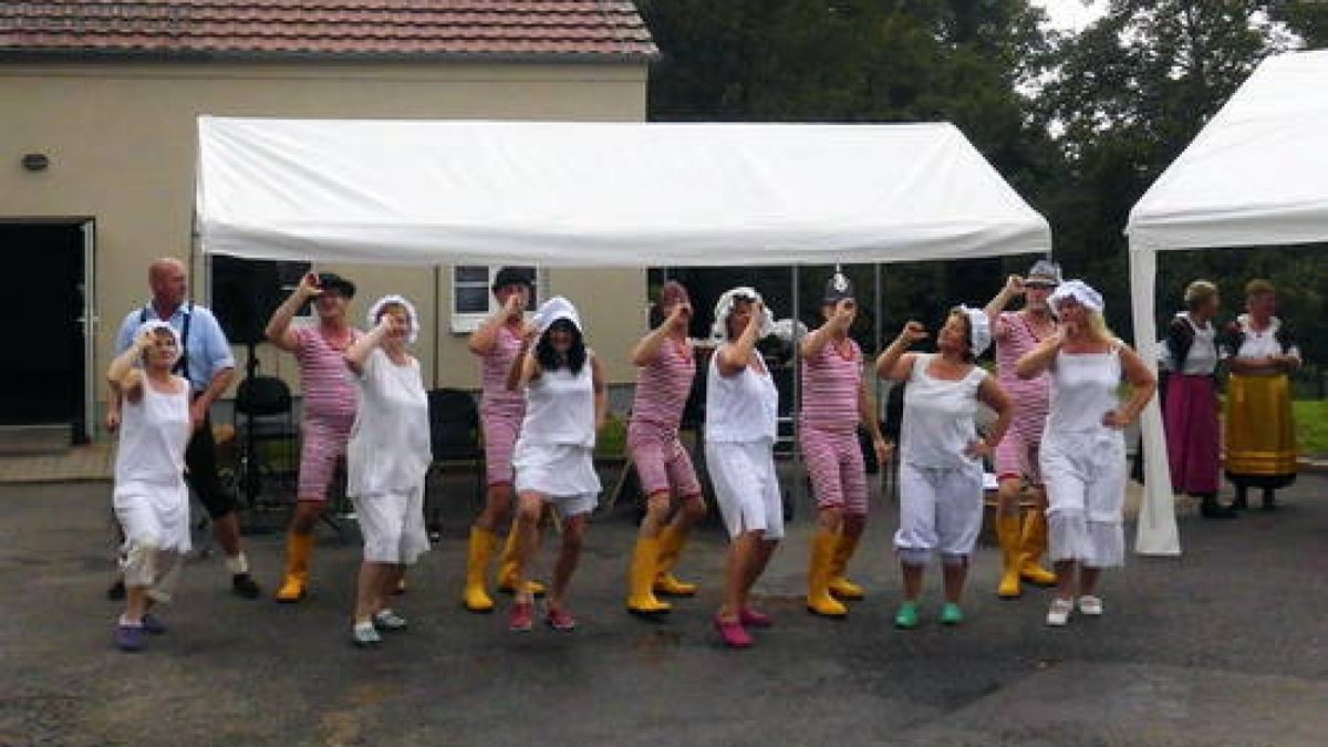 22.09. Faschingsverein tanzt den Waschfrauentanz zum 80. Geburtstag des Wasserwerkes Sachsenhausen. Foto: privat