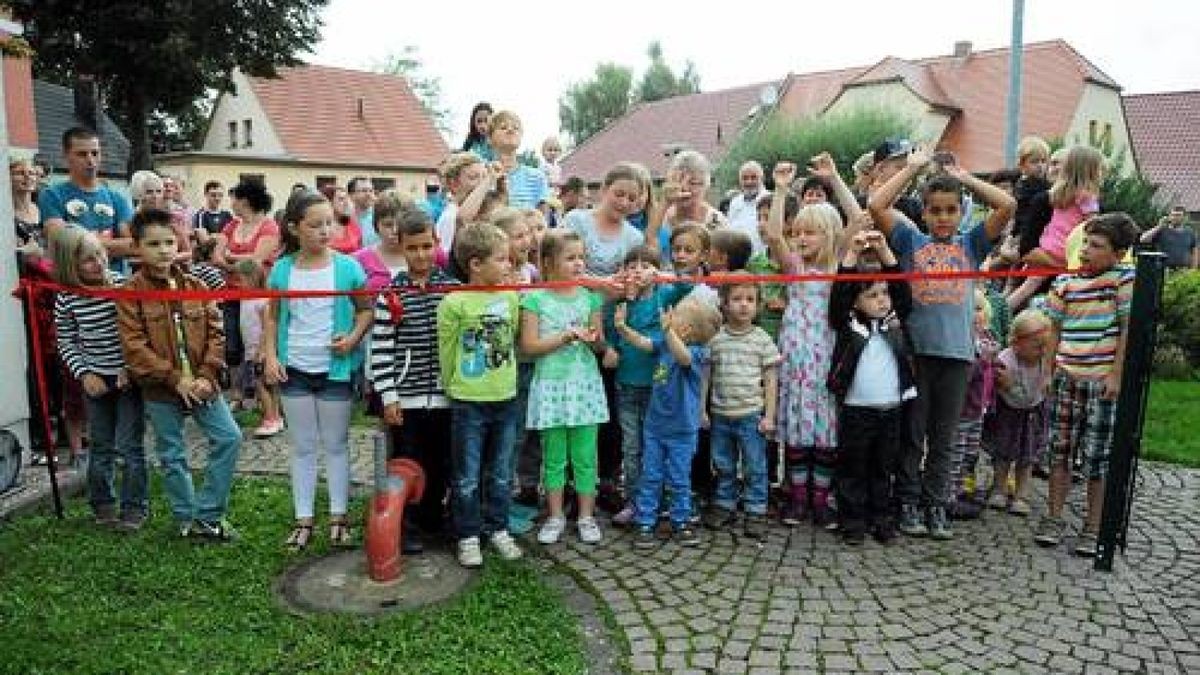 22.09. Den Schnitt durch das symbolische Band durfte nach Losentscheid Anika stellvertretend für alle Kinder vornehmen. Foto: Michael Baar