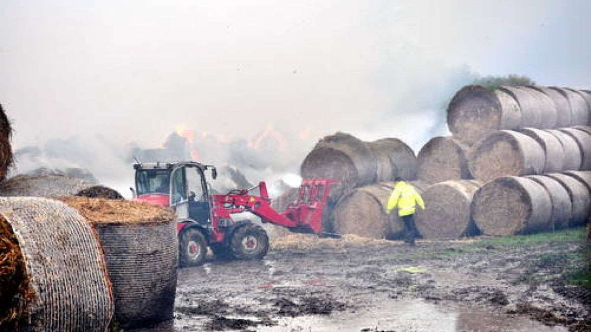 21.09. Rottdorf. Ein Blitz schlug in der Agrarprodukte e.G. in ein Strohballenlager ein und setzte dieses in Brand. Es entstand ein Sachschaden im Wert von rund 20.000 Euro. Foto: Sabine Brandt