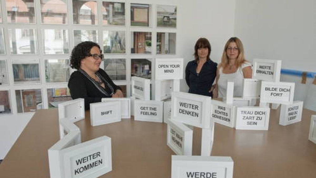 21.09. Weimar. Künstler gaben zum Tag des offenen Ateliers Einblicke in ihre Kreativräume. Das fand bei herrlichem Wetter großen Zuspruch. Im Bild: Anke Stiller (im Bild links), Konzeptuelle Fotografie und Grafik, Performance, Video in der Steubenstraße 15. Foto: Maik Schuck