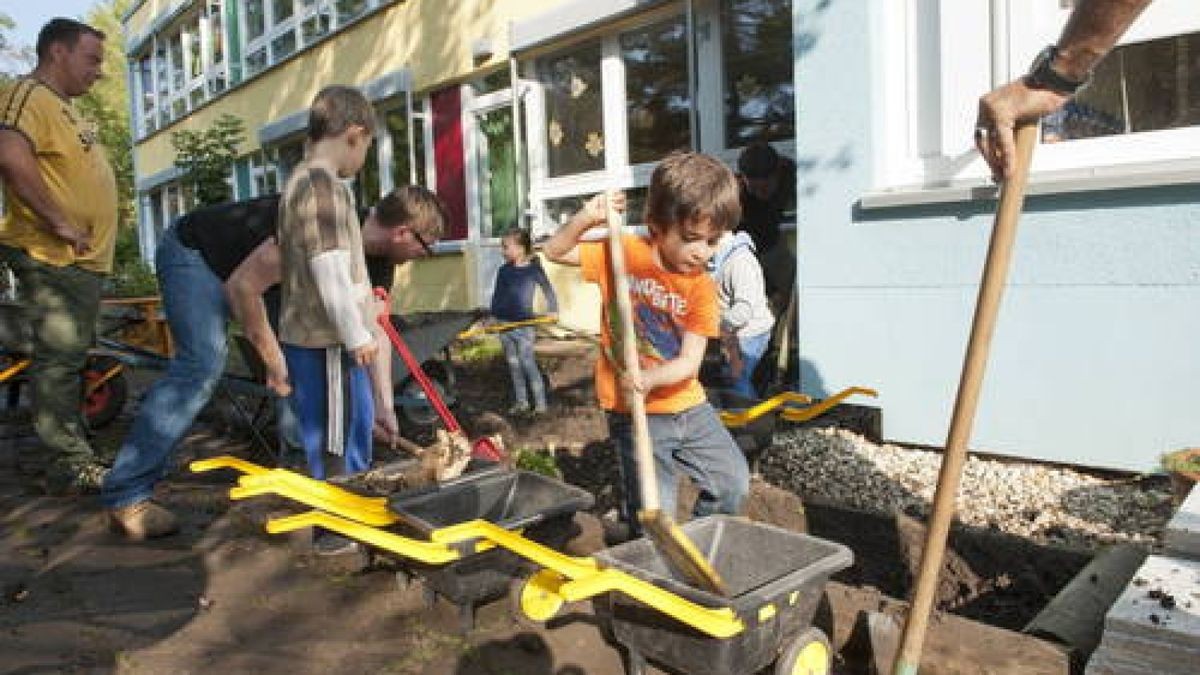 21.09. Weimar. Zum Freiwilligentag halfen in Weimar West Tatkräftige im Kindergarten Sonnenschein. Sie legten ein Gemüse- und Kräuterbeet an. Foto: Maik Schuck