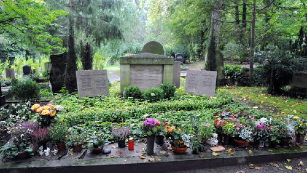 21.09. Weimar. Der Tag des Friedhofs fand in Weimar eher geringe Resonanz. Der Informationsbedarf bleibt dennoch groß. Im Bild: Urnengemeinschaftsgrab mit Namensnennenung. Foto: Michael Baar