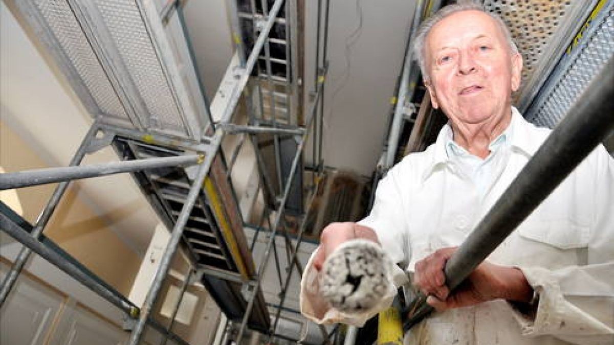 19.09. Rottdorf. Der Blankenhainer Siegfried Locke arbeitet seit 71 Jahren. Der 86-jährige malert gemeinsam mit seinem Sohn Jürgen die Kirche Rottdorf. Foto: Sabine Brandt