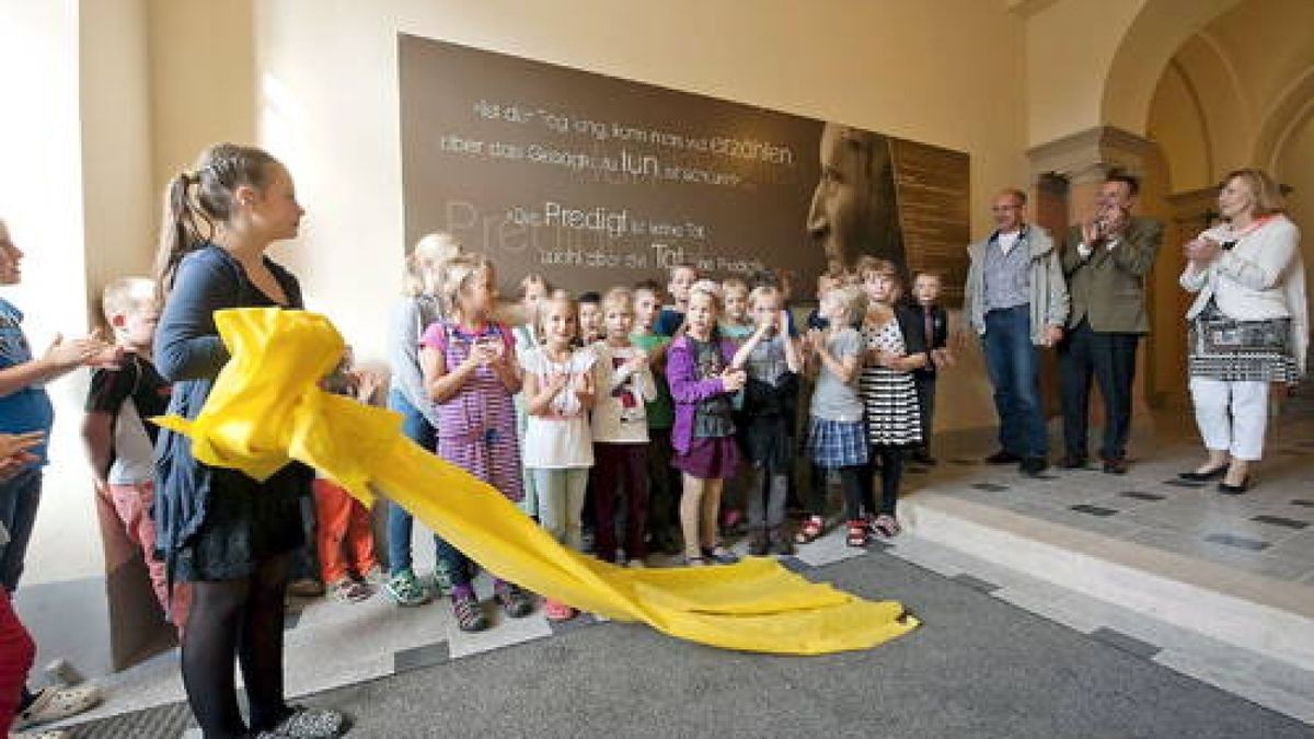 19.09. Weimar. Ein Geschenk von der Johannes-Falk-Gesellschaft, welches Amely (10) enthüllen durfte: Die Wandtafel für die Johannes-Falk-Grundschule soll die Erinnerung an den Namensgeber lebendig halten. Foto: Maik Schuck