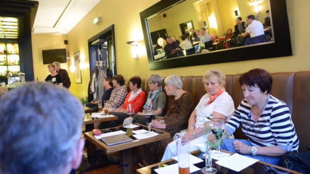 19.09. Weimar. In der Bar des Hotels Elephant begann der Shakespeare Kneipen Marathon der Literarischen Gesellschaft Thüringen. Zum Auftakt las Konrad Paul. Foto: Maik Schuck