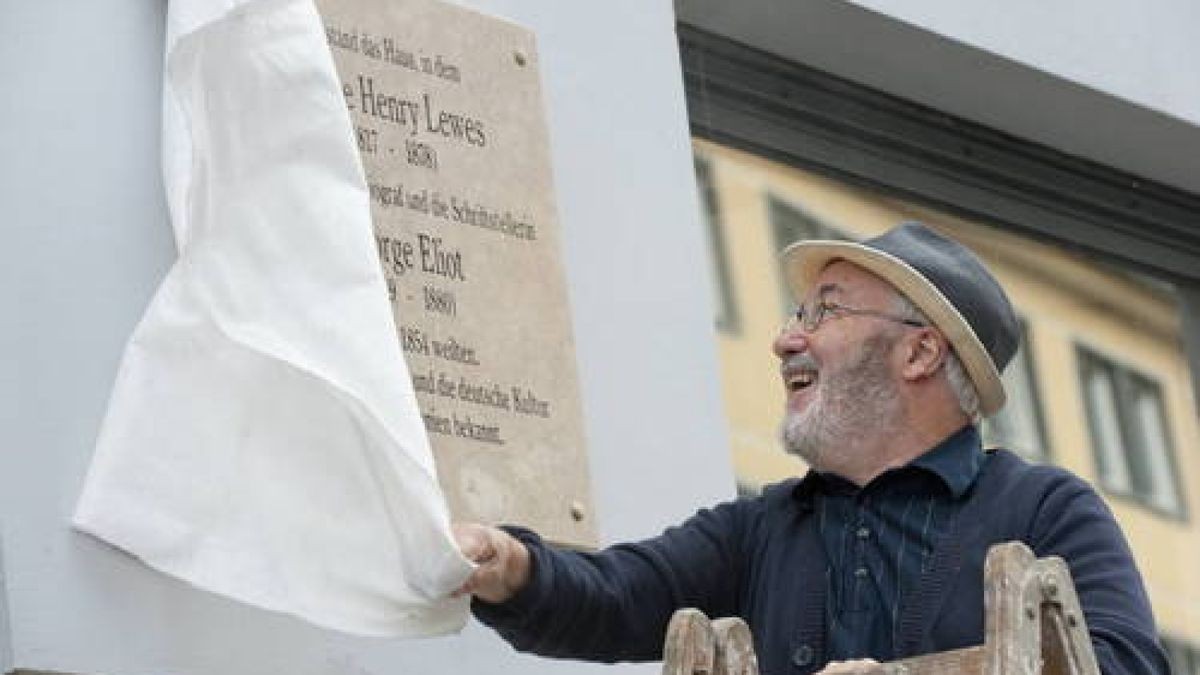 19.09. Weimar. In der Kaufstraße 2 wurde eine Gedenktafel enthüllt. Eine Ehrung erfährt der erste wissenschaftliche Goethe-Biograf, George Henry Lewes (1817 -1878), und die Schriftstellerin George Eliot (1819 - 1880). Foto: Maik Schuck