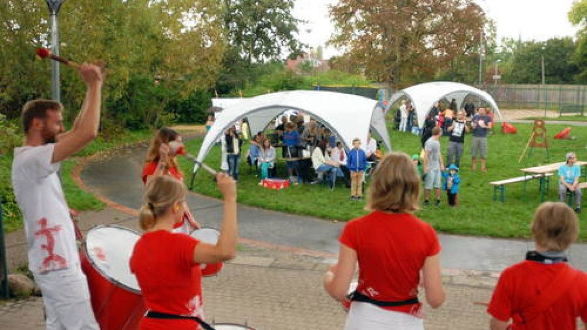 19.09. Weimar. Zum Weltkindertag luden das Kinderhaus und das Team Jugendarbeit zum Kinderfest auf den Spielplatz am Spitalweg. Trotz zeitweise Regen war die Stimmung toll. Dafür sorgte auch Escola Populare. Foto: Hannsjörg Schumann