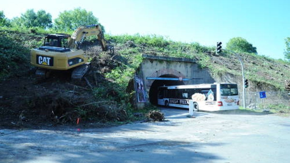 18.09. Weimar. Die Vorbereitungen zum Bau der Eisenbahnüberführung Eduard-Rosenthal-Straße haben begonnen. Die Anlieger der Straße am Viadukt sorgen sich u.a. um Zufahrt und Nahverkehr. Foto: Michael Baar