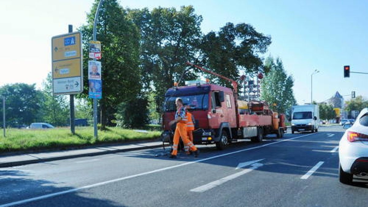 18.09. Weimar. Bauarbeiter der Firma Kutter aus Memmingen erledigen zur Zeit Straßenreparaturen. Sie verfüllen Risse, um den Belag vor dem Eindringen von Wasser und Frost zu schützen. Foto: Michael Baar