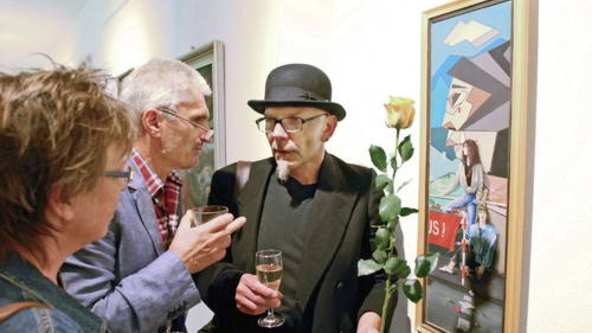 17.09. Weimar. Volkshochschule am Graben 6: Seit Ende August können Besucher die surrealen Werke von Norbert Gladis versuchen zu ergründen. Im Bild: Carola und Udo Granz aus Weimar, Norbert Gladis. Sie sind befreundet. Foto: Hannsjörg Schumann